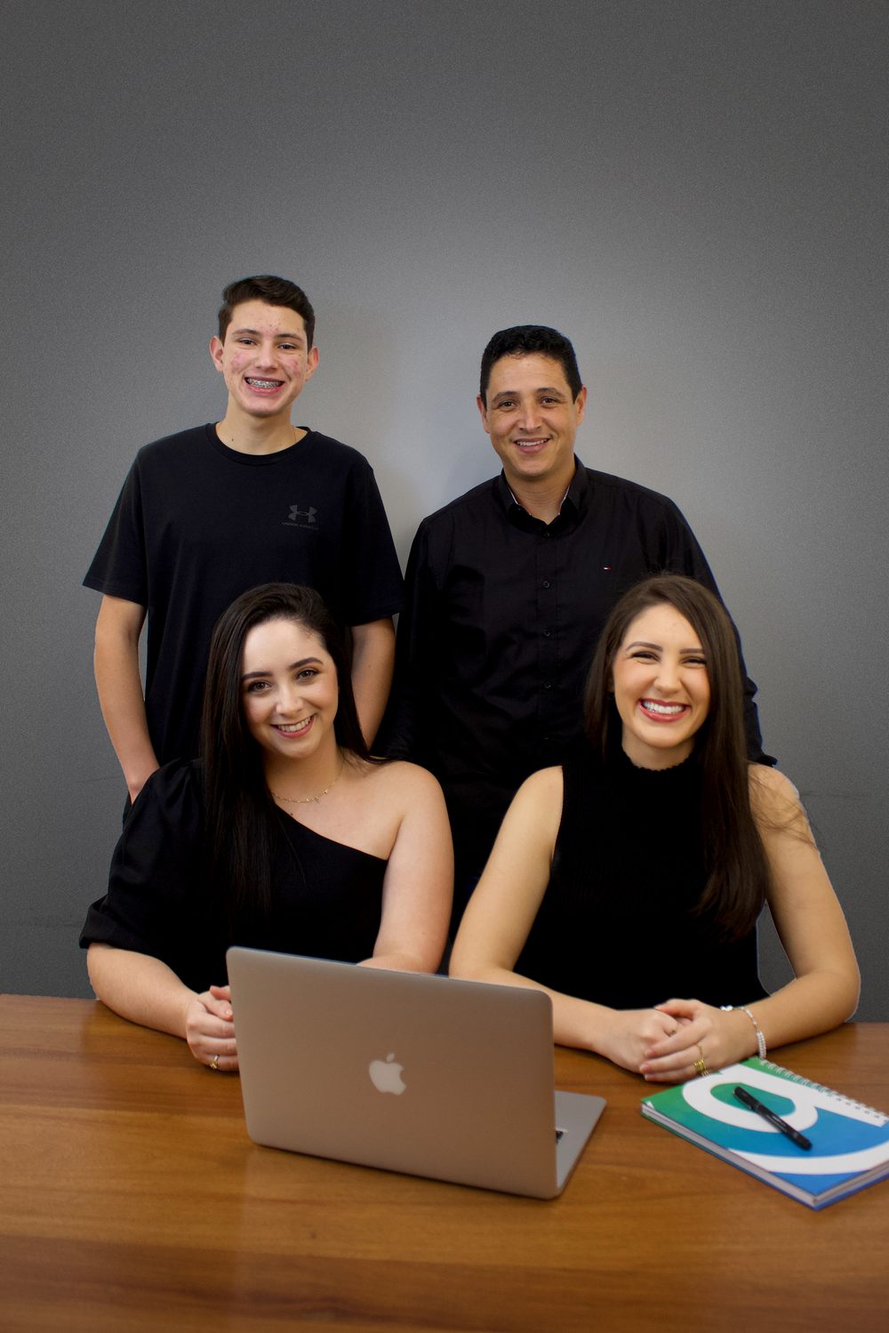 Equipe da Vicon Soluções Empresariais reunida em escritório